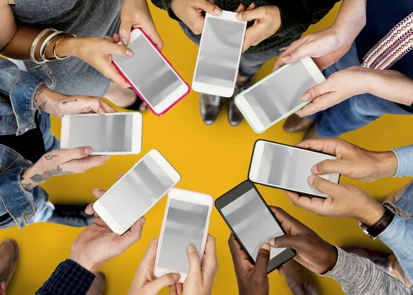 Manos humanas sosteniendo teléfonos móviles —  Fotos de Stock