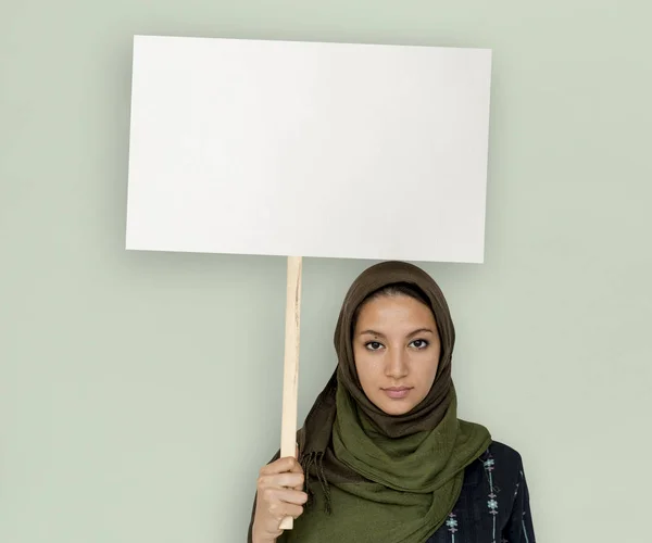 Muslimische Frau im Studio — Stockfoto