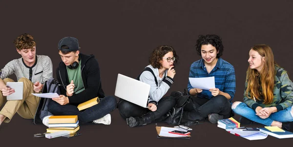 Estudantes fazendo lição de casa — Fotografia de Stock