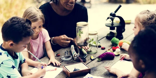 Kids and teacher learning biology — Stock Photo, Image