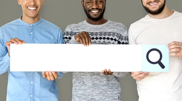 Homens sorrindo e uivando busca em branco — Fotografia de Stock