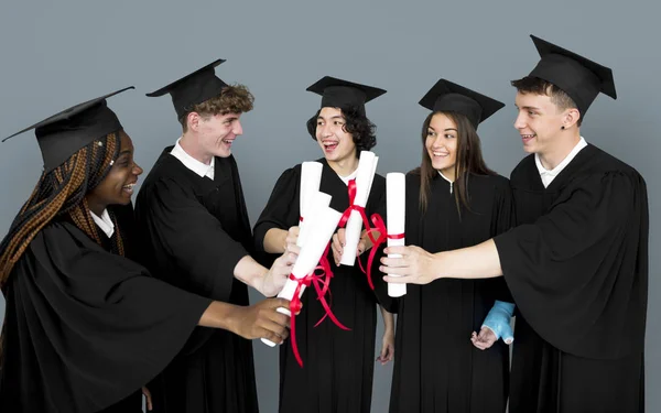 Öğrencilerin diploma holding — Stok fotoğraf