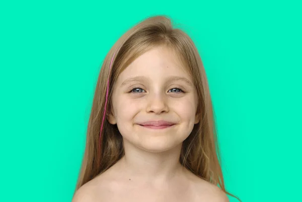 Χαμογελαστό κορίτσι με γυμνό στήθος — Φωτογραφία Αρχείου