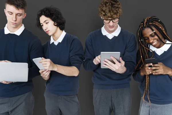 Estudiantes que utilizan dispositivos digitales —  Fotos de Stock