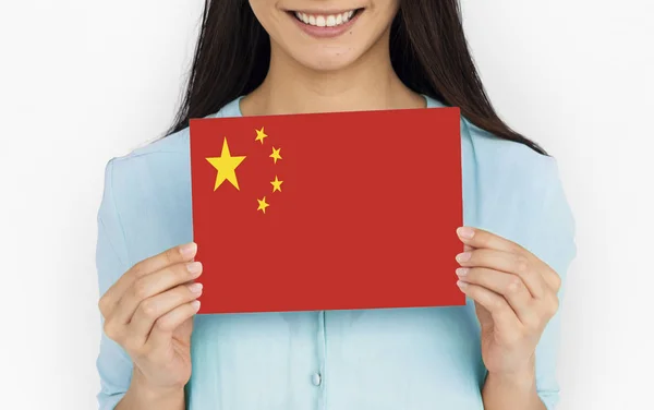 Ung kvinna anläggning kinesisk flagga. — Stockfoto