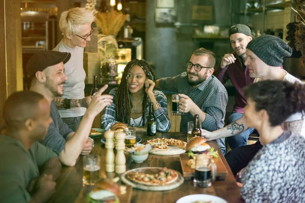 Ludzie obchodzą partii z jedzeniem — Zdjęcie stockowe