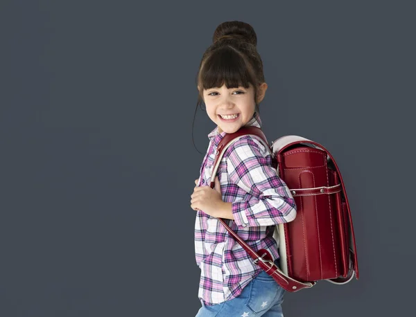 Schattig klein meisje met rugzak — Stockfoto