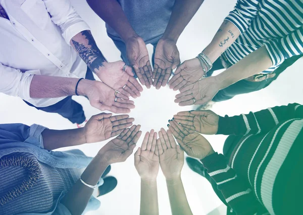 Personas cogidas de la mano — Foto de Stock