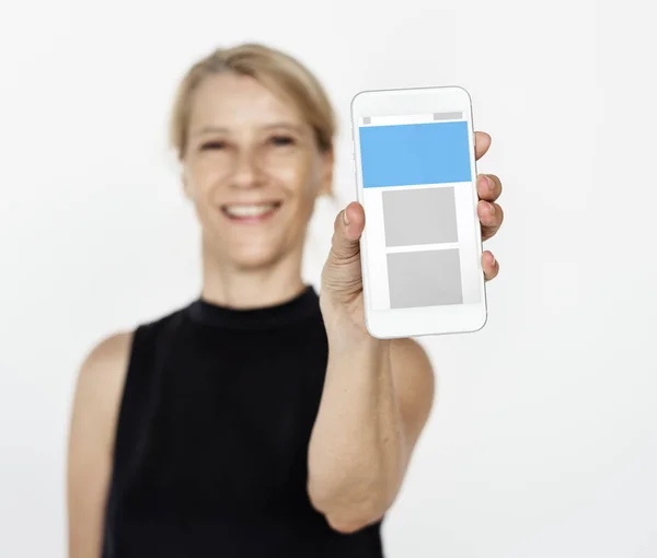 Kobieta pokazująca telefon komórkowy — Zdjęcie stockowe