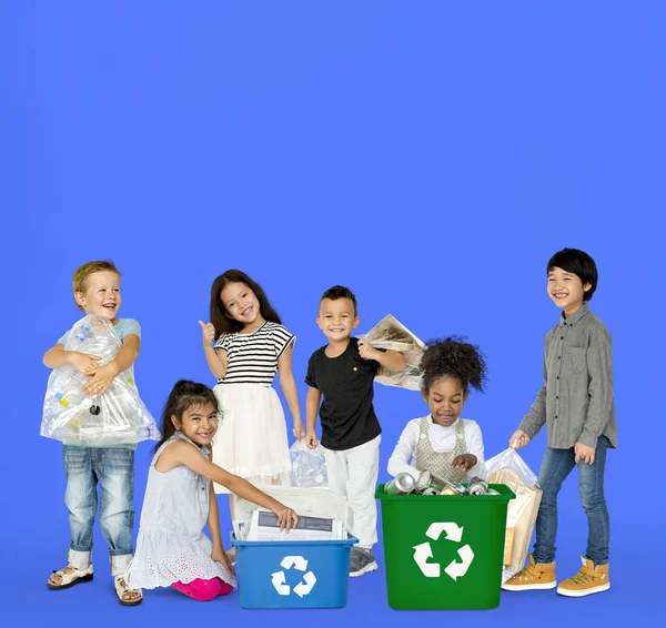 Crianças com resíduos para reciclagem — Fotografia de Stock