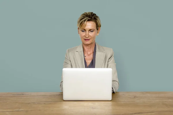 Mujer usando dispositivo digital — Foto de Stock