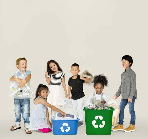 Kinder mit Abfall zum Recyceln — Stockfoto