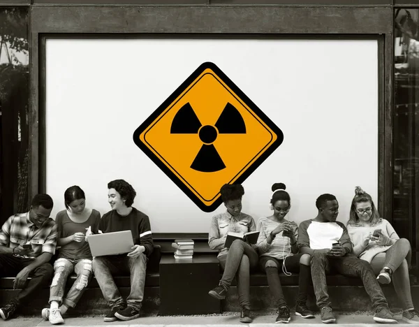 Молодые студенты сидят рядом с плакатом — стоковое фото