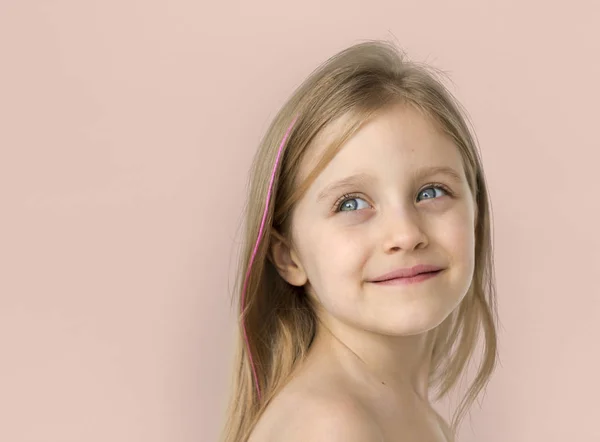 Menina sorridente com peito nu — Fotografia de Stock