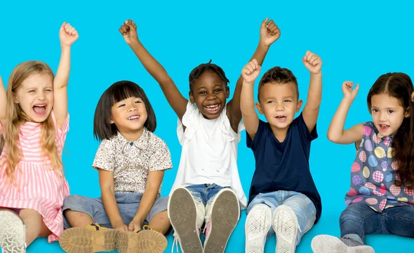 Kleine Kinder sitzen auf dem Boden — Stockfoto