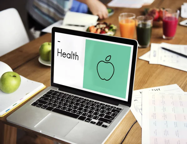 Ноутбук на столі з дієтичною їжею — стокове фото