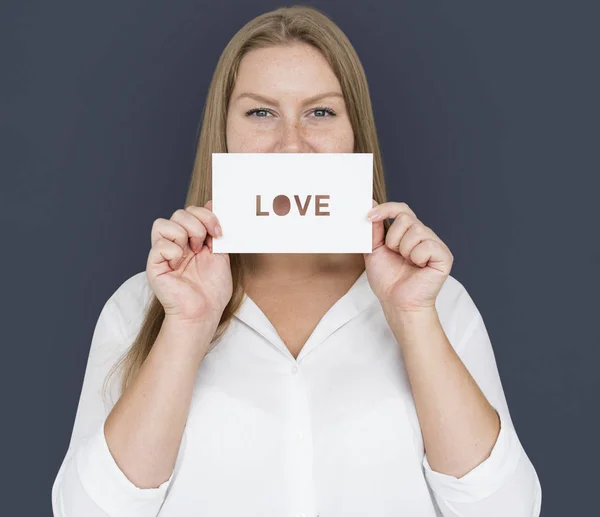 Kvinna Visa papper med kärlek papper — Stockfoto
