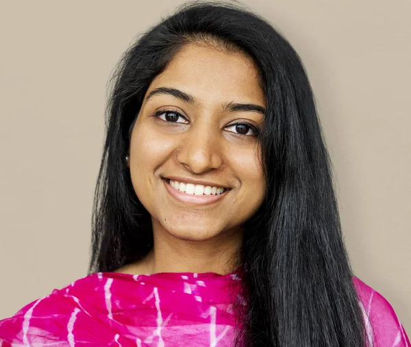 Gyönyörű indiai fiatal nő — Stock Fotó