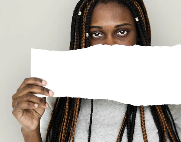 Ragazza che tiene una carta bianca — Foto Stock