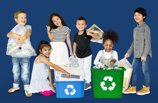孩子们与废物的回收利用 — 图库照片