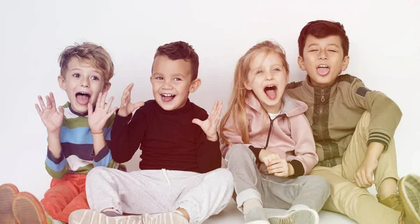 School Frinds sitting on the floor — Stock Photo, Image