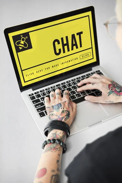 Tattooed person typing on laptop. — Stock Photo, Image