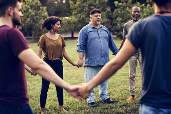 Personas cogidas de la mano — Foto de Stock