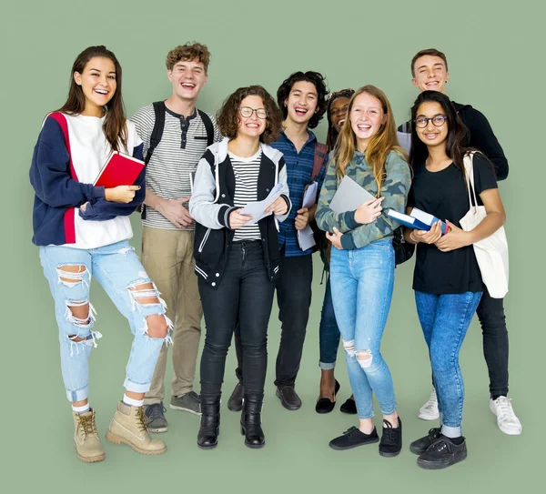 Étudiants souriants debout dans le studio — Photo