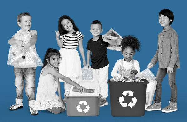 Niños con residuos para reciclar — Foto de Stock