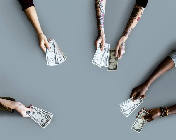 Ανθρώπινα χέρια κρατώντας τα χρήματα — Φωτογραφία Αρχείου