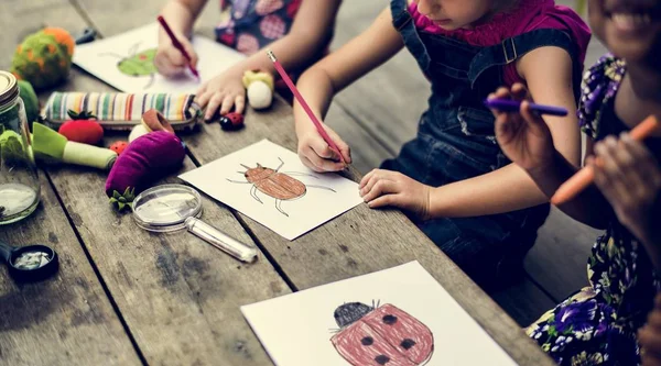 Crianças desenho aula de arte ao ar livre — Fotografia de Stock