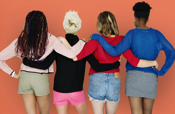 Multiculturele vrouwen elkaar knuffelen — Stockfoto