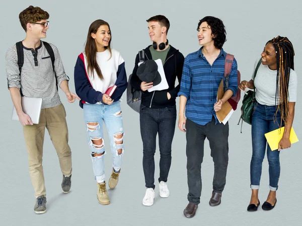 Elever som går med väskor — Stockfoto