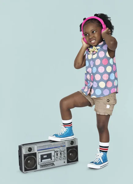 Menina ouvir música em fones de ouvido — Fotografia de Stock