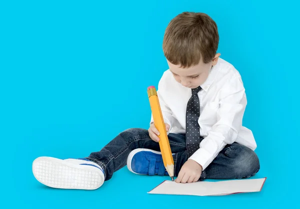 Jongetje studio schriftelijk — Stockfoto