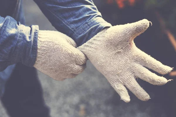 Руки в садовых перчатках — стоковое фото