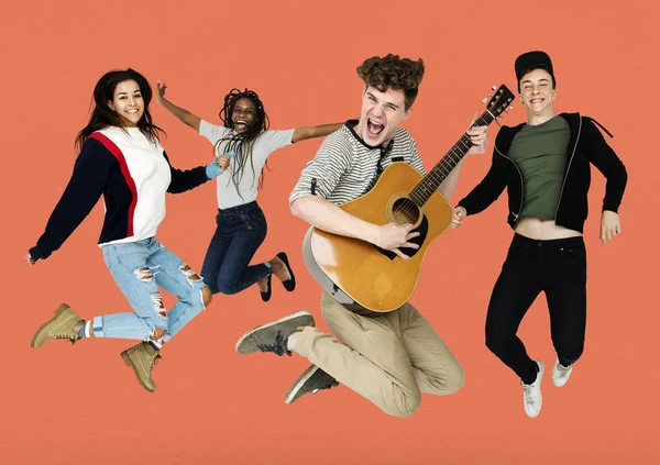 İnsanlar gitar ile atlama