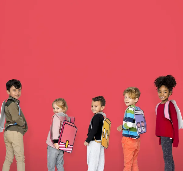 Děti s papíru batohy — Stock fotografie