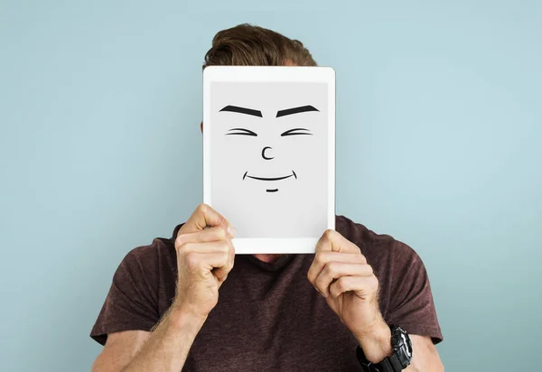 Homem segurando tablet digital rosto de cobertura — Fotografia de Stock