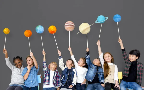 Діти тримають сонячну систему — стокове фото