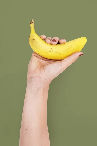 Mano tiene banana — Foto Stock