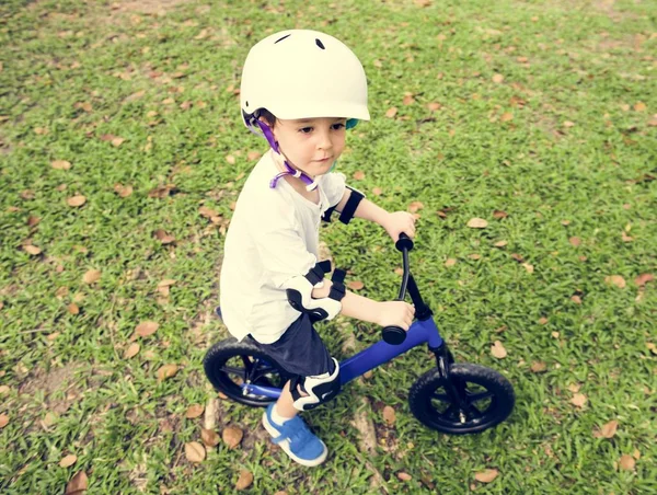 Chłopiec na rowerze w parku — Zdjęcie stockowe