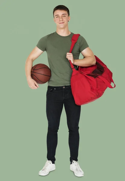 Hombre sosteniendo baloncesto — Foto de Stock