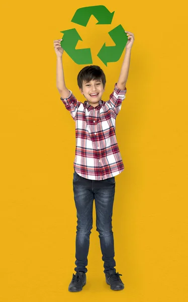Chłopiec z recyklingu znak — Zdjęcie stockowe