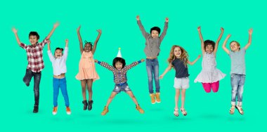 çocuklar birlikte atlama