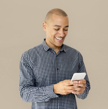 Cep telefonu kullanan adam 