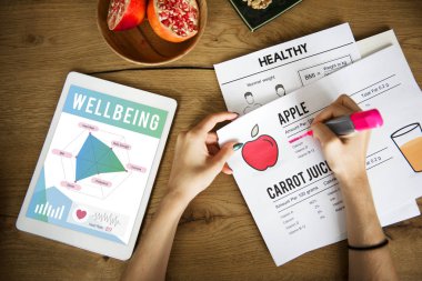 Kadın dijital tablet ile planı yapma