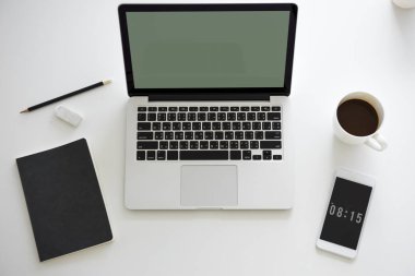 Açık tablo üstünde laptop 