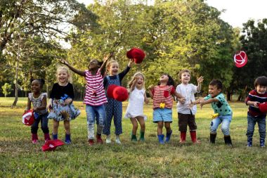 Öğrenciler kırmızı kapaklar Hava atma