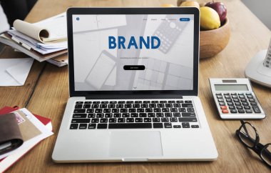 nesneleri ve masa üstünde laptop